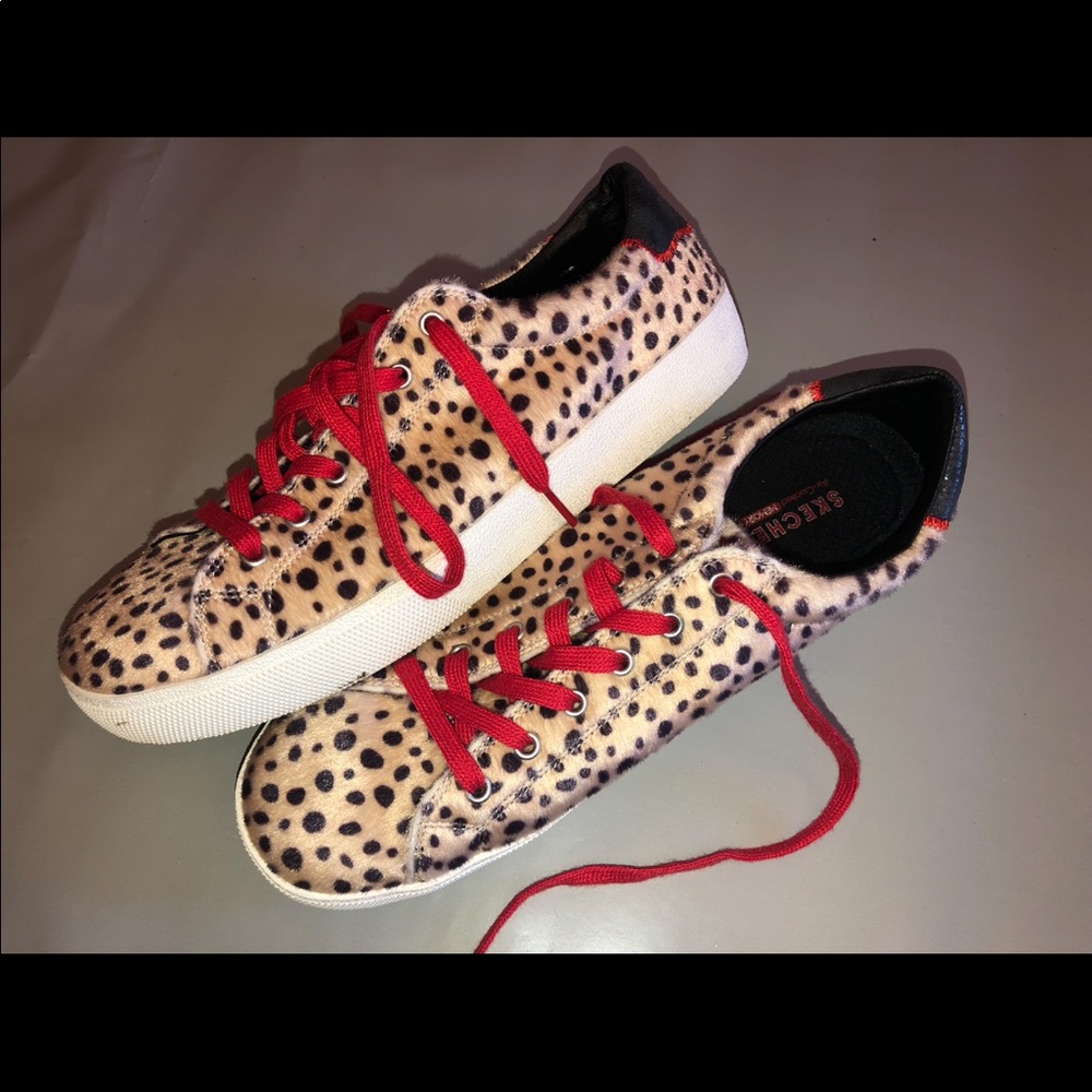 Sketcher’s tennis shoes